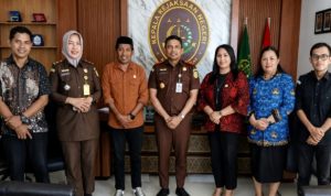 Foto bersama unsur pimpinan Bawaslu dan Kejari Halmahera Barat.(Foto: Istimewa)
